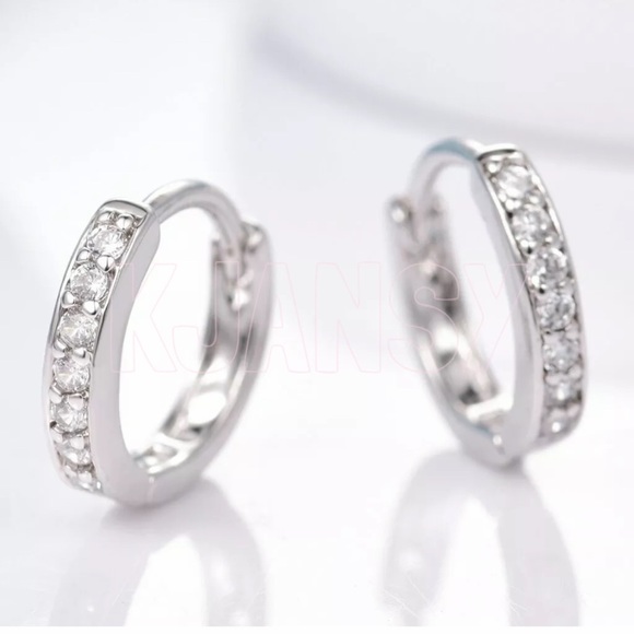 5⭐️ BESTSELLER HUGGIE EARRINGS - Picture 6 of 8